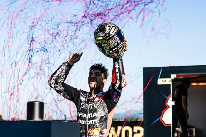 Pembalap Spanyol Jorge Martin setelah memenangkan juara dunia MotoGP 2024.