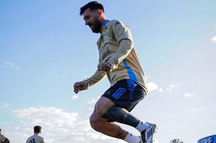 Lionel Messi saat berlatih.