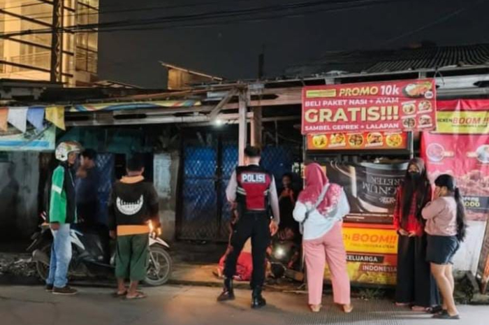 Polisi saat melakukan evakuasi terhadap pria yang ditemukan meninggal dunia.