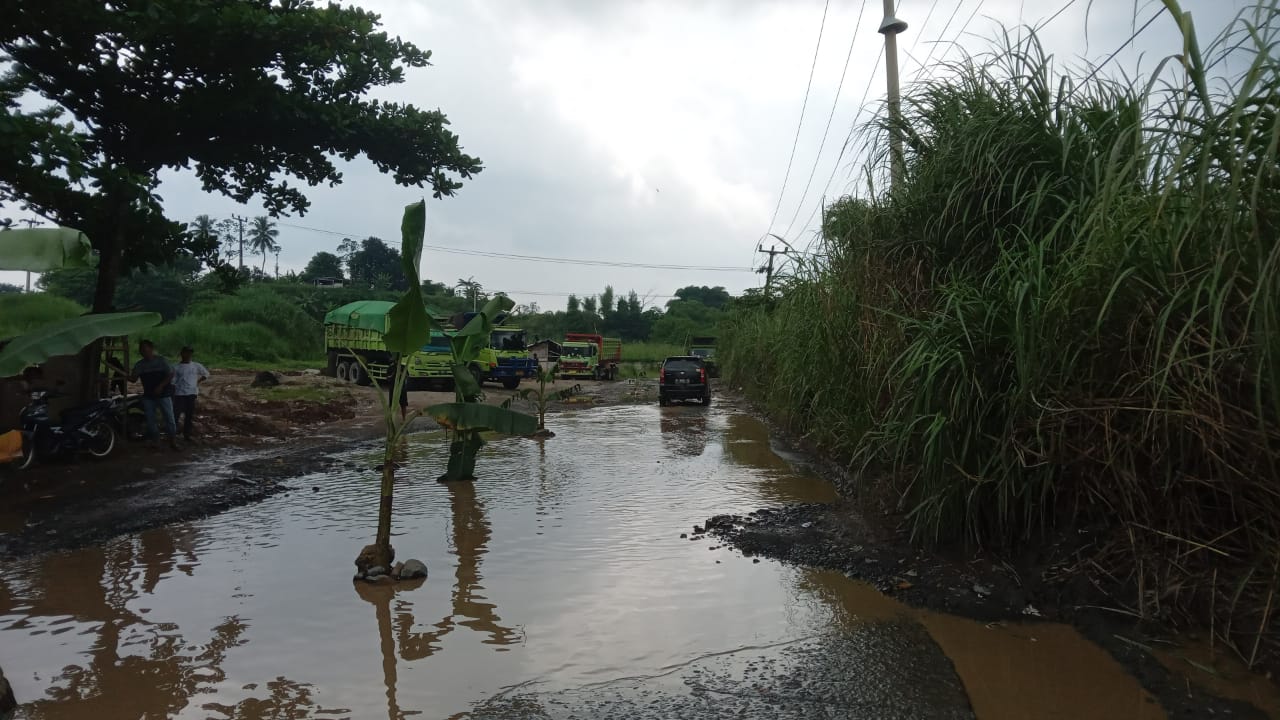 Kondisi Jalan Asmawi di Gunungsindur, Kabupaten Bogor yang rusak parah