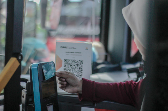 Seorang nasabah saat melakukan top up saldo BRIZZI.