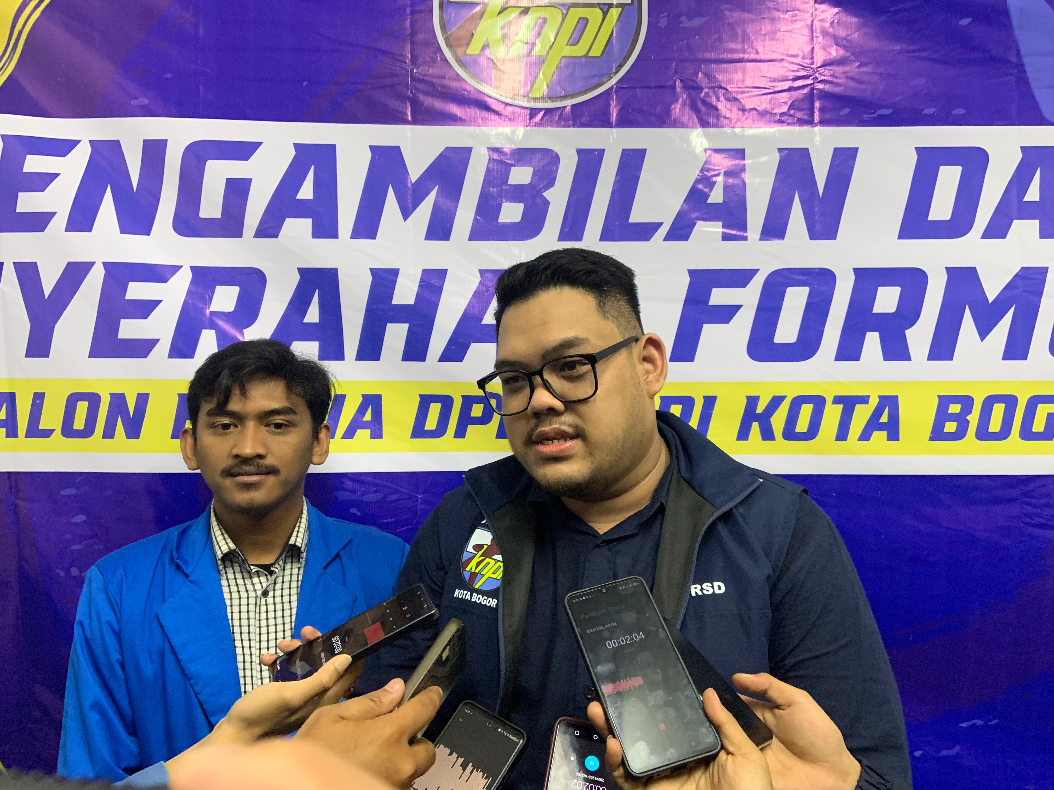 Rivaldo saat mengembalikan formulir pendaftaran ketua KNPI Kota Bogor.