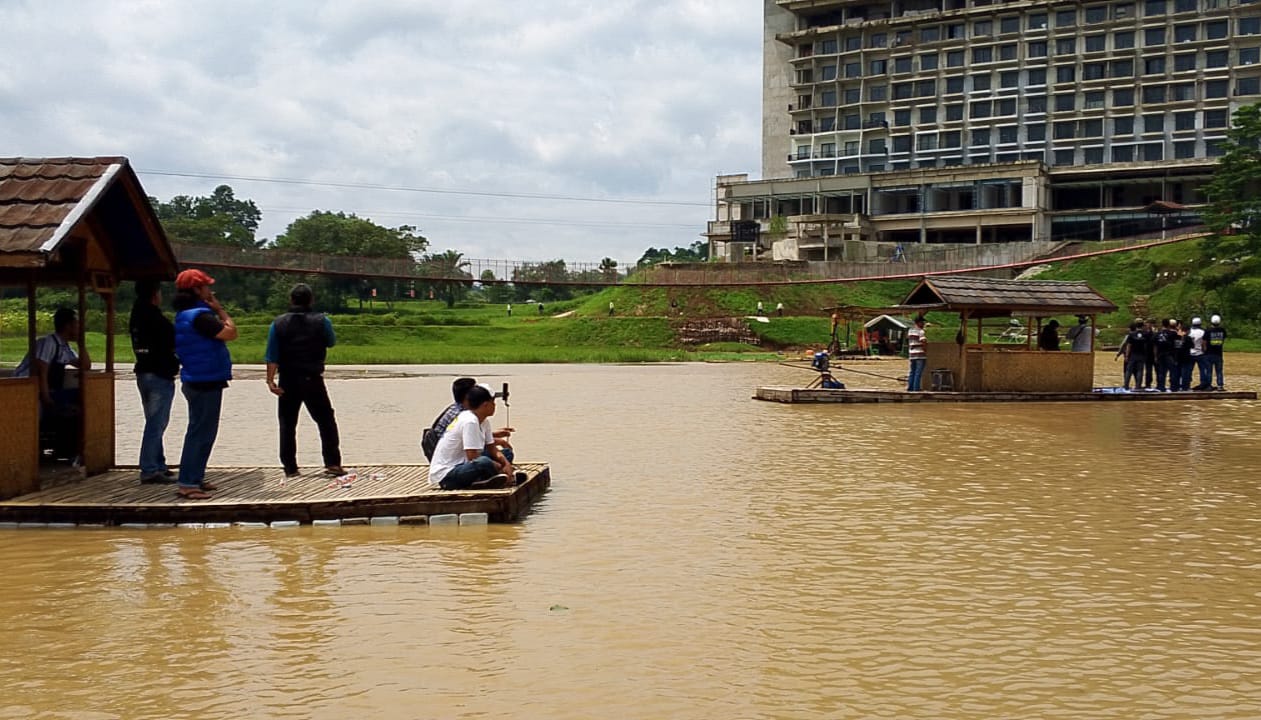 Warga saat melakukan pembuktian di Danau Lido. PT MNC Land membatah proyeknya menyebabkan rusaknya danau tersebut.