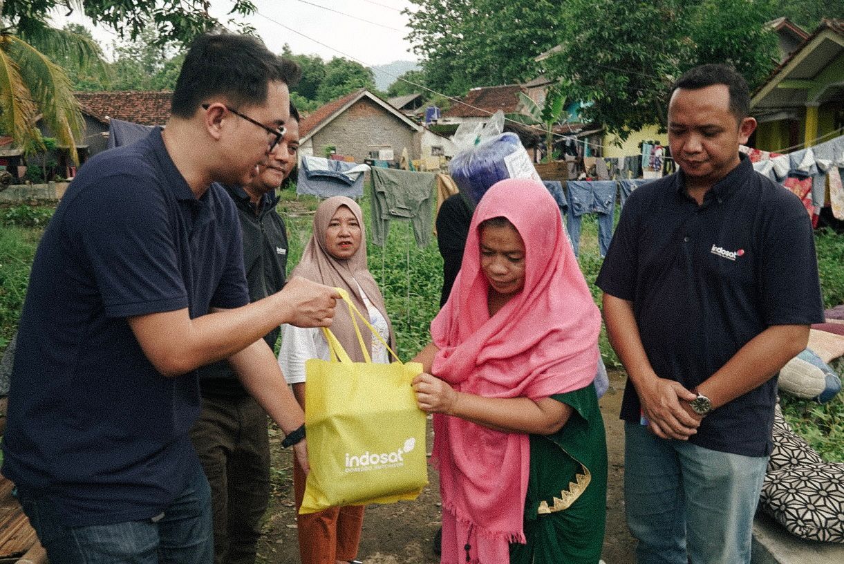 Perwakilan Indosat area Sukabumi memberikan bantuan langsung kepada masyarakat yang terdampak bencana.