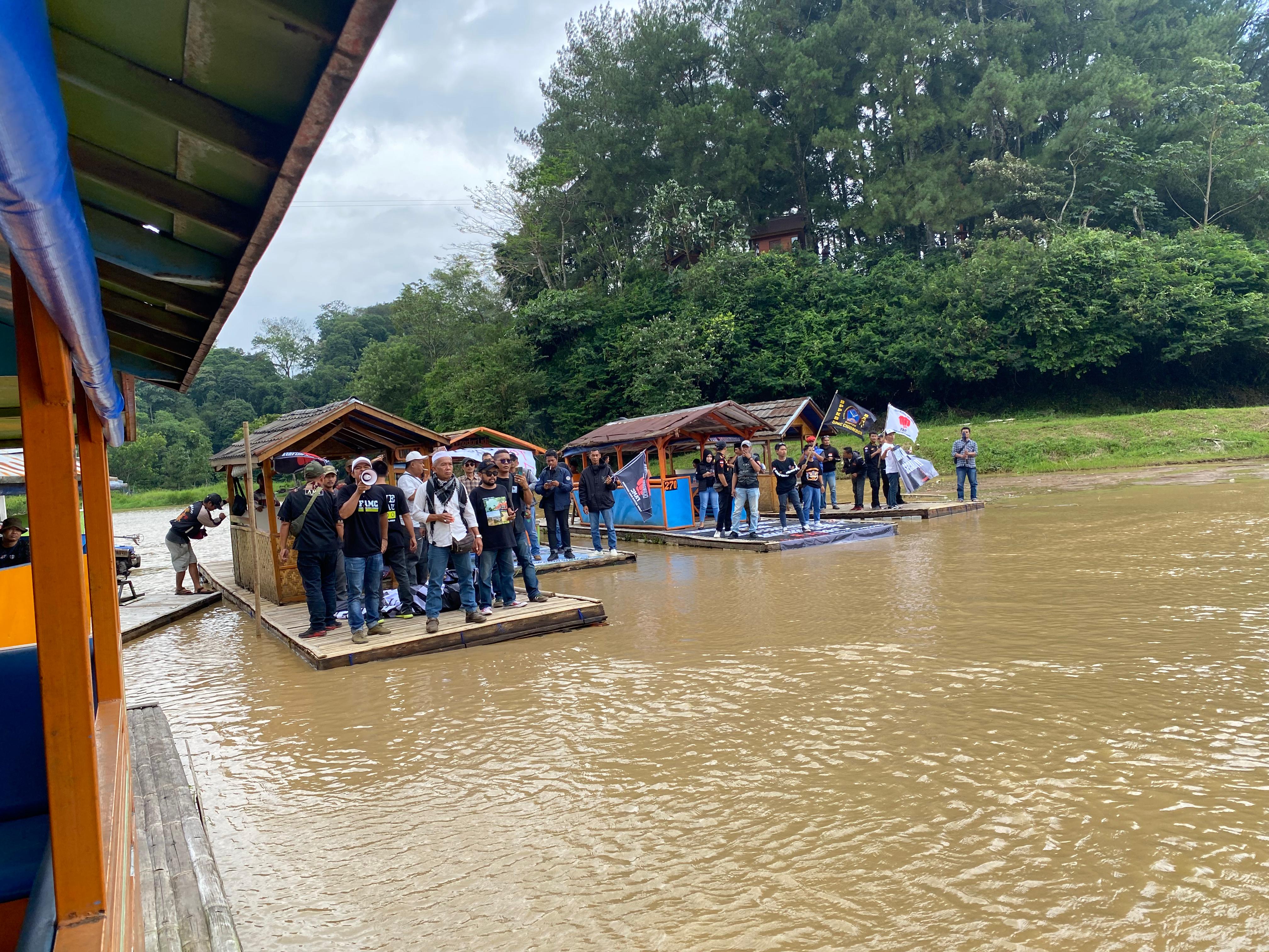 Aksi warga Cigombong melakukan pembuktian kerusakan Danau Lido.