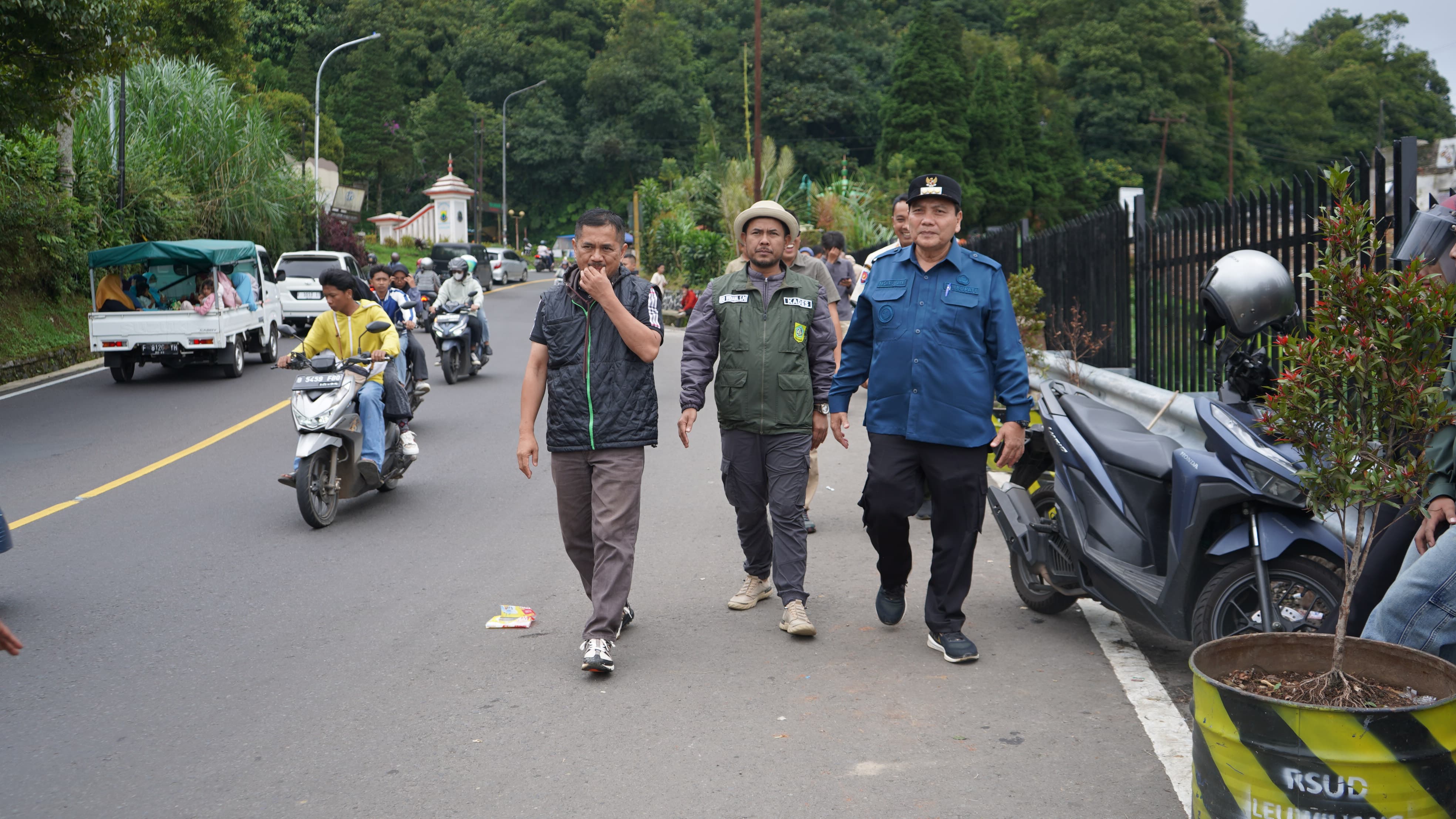 Pj. Bupati Bogor, Bachril Bakri saat memonitor kawasan Puncak pada Minggu (8/12/2024).