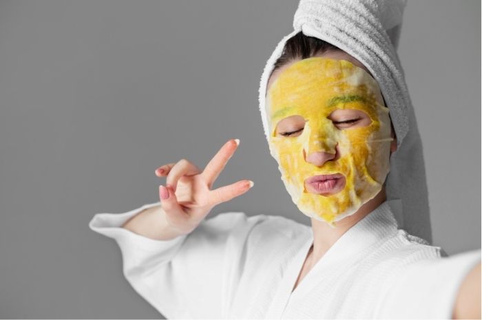 Resep masker anti-aging alami yang bisa bantu mengencangkan kulit dan menyamarkan tanda-tanda penuaan dini.