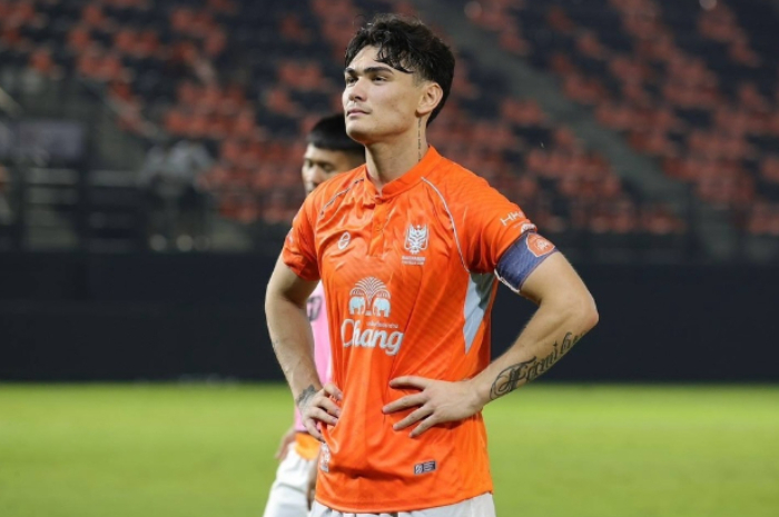 Bek Timnas Thailand Jonathan Khemde.