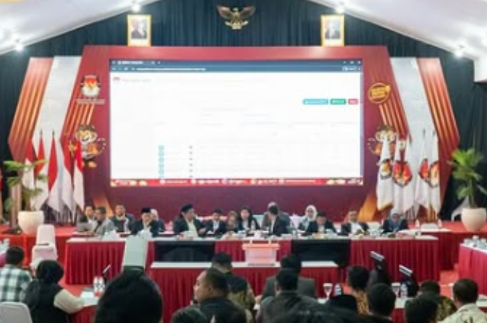 Suasana rapat pleno rekapitulasi dan penetapan hasil perhitungan perolehan suara Pilgub Jabar 2024.
