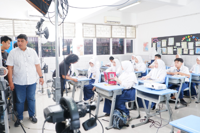 Suasana syuting pembuatan video pembelajaran  IPA di SMP Bina Insani.