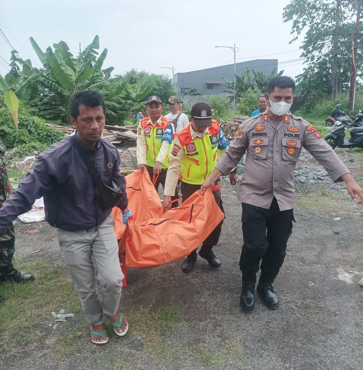 Evakuasi mayat di rel kereta di Kota Bogor.