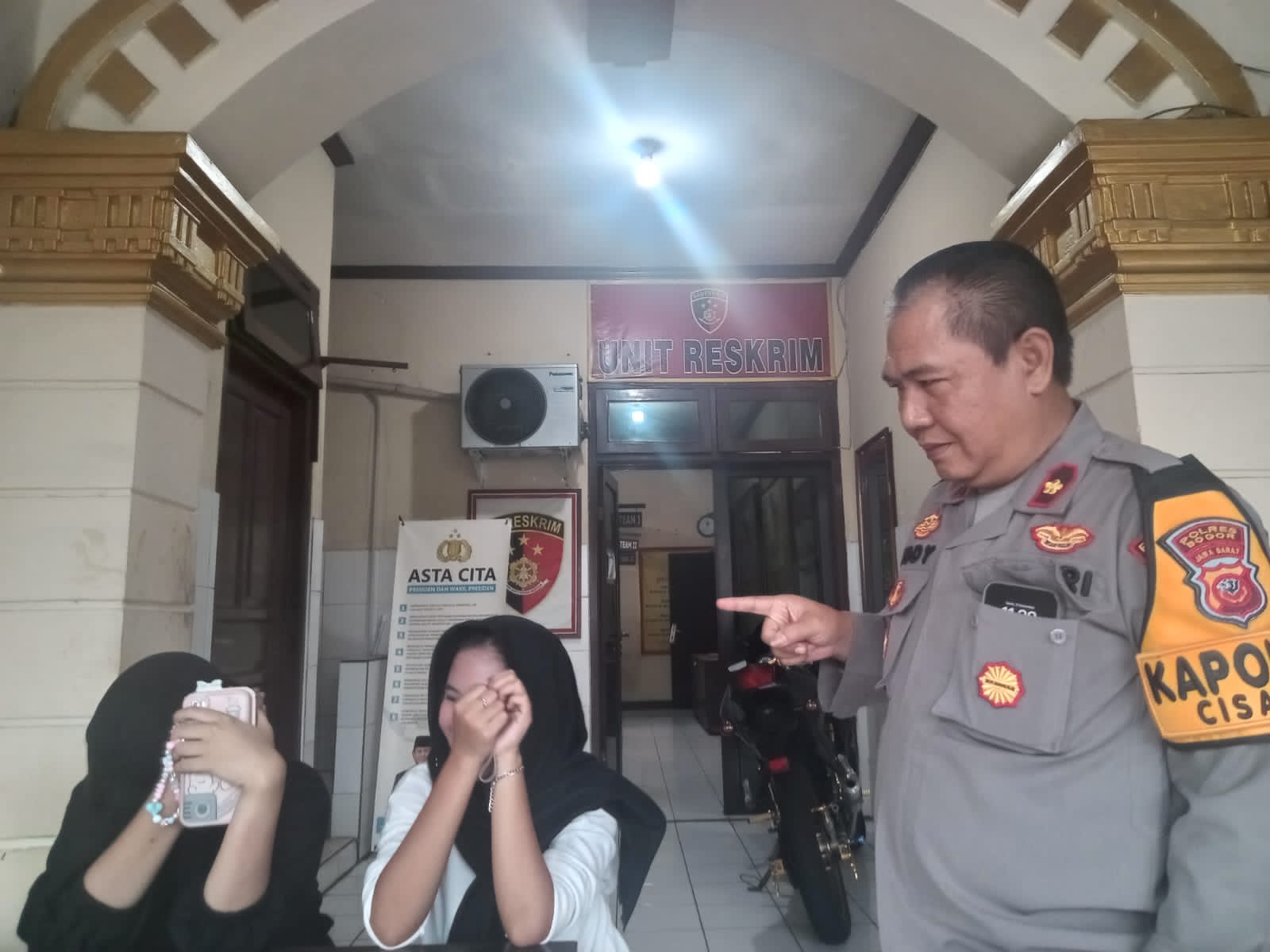 Pelajar di Bogor saat melapor soal penipuan yang dialaminya.
