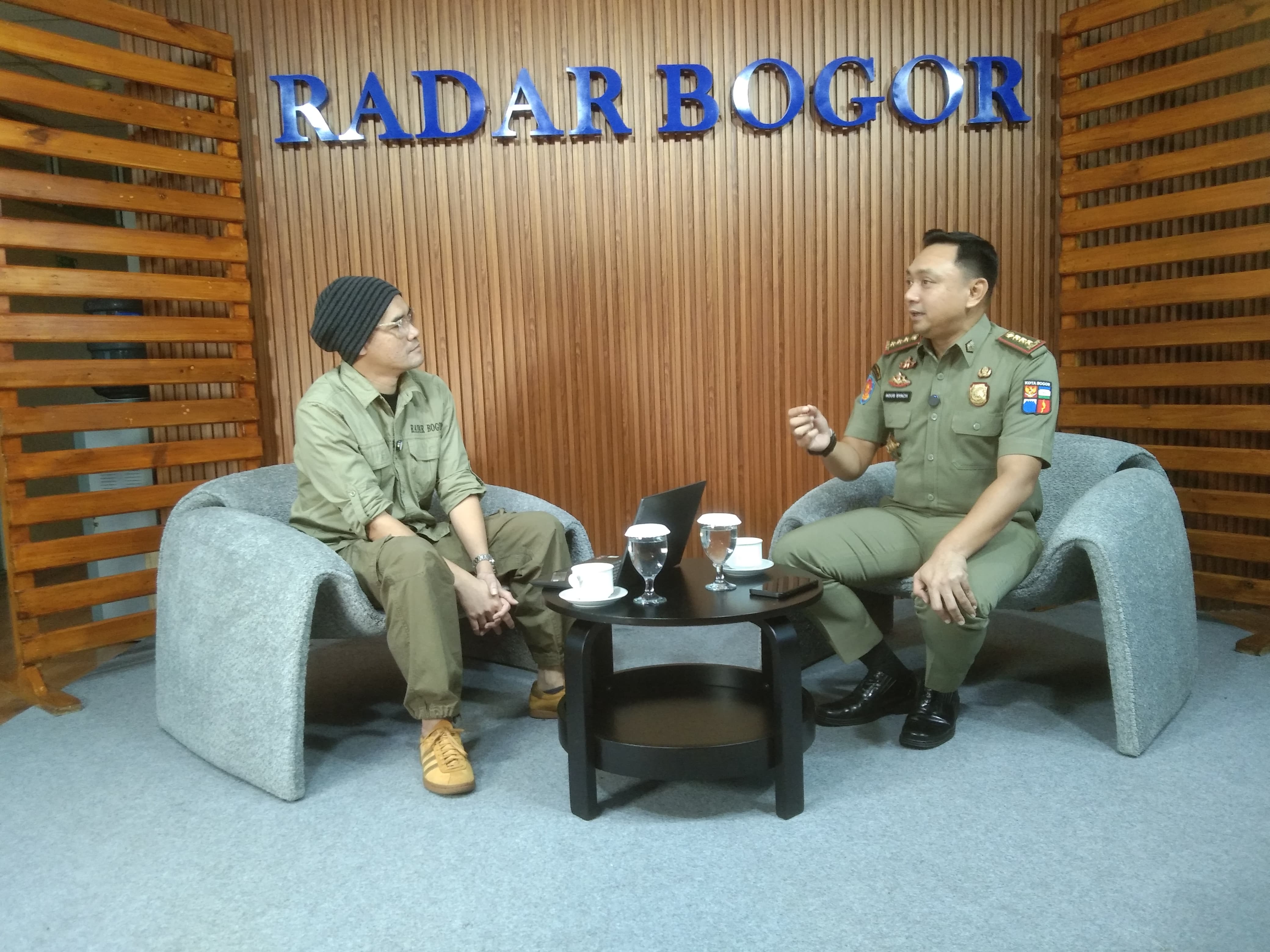 Kepala Satpol PP Kota Bogor, Agustian Syach saat podcast di Radar Bogor.