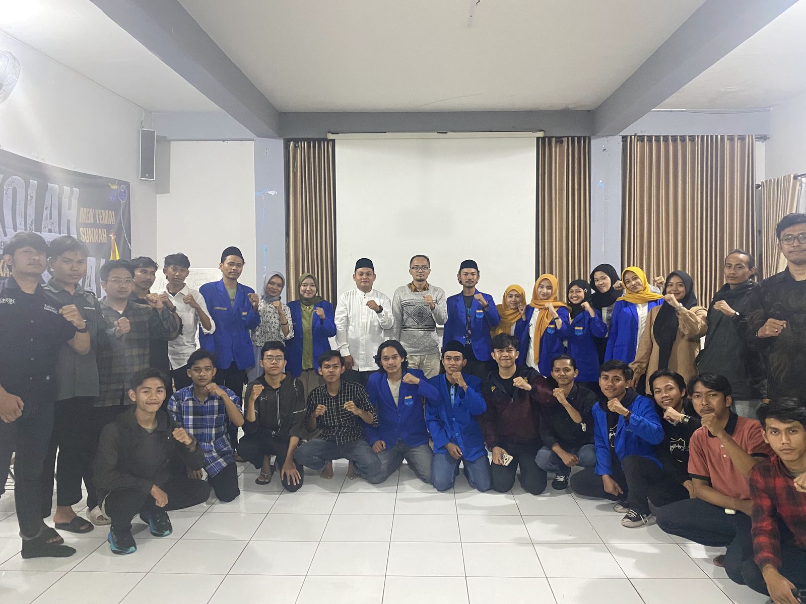 Sejumlah pengurus PMII Unida bersama dengan para peserta yang mengikuti sekolah Aswaja.