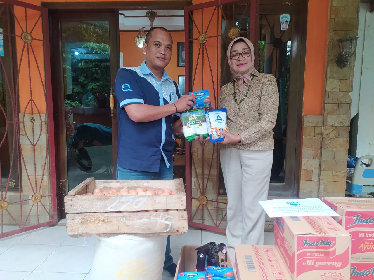 PT Tirta Investama (AQUA) Plant Ciherang memberikan donasi berupa paket sembako bagi penyandang disabilitas di Yayasan Silih Asih Megamendung, Kabupaten Bogor.