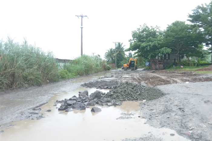 Kondisi Jalan Asmawi di Gunungsindur Bogor yang diperbaiki sementara oleh pengusaha tambang.