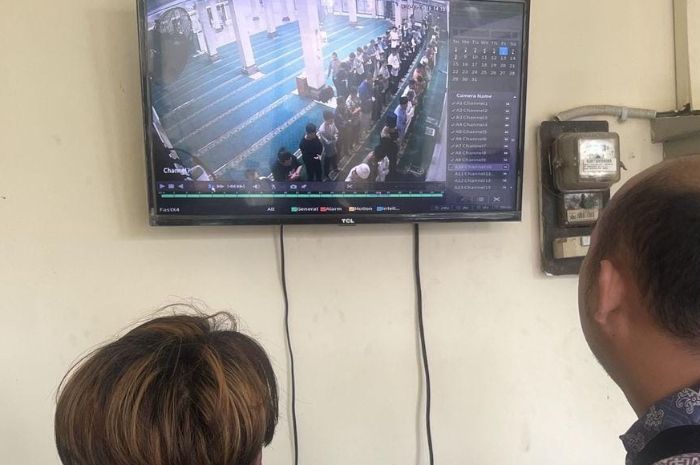 Rekaman CCTV aksi pencurian di dalam Masjid Besar Parung Bogor.