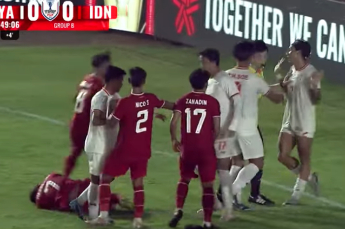 Marselino Ferdinan mendapat tendangan bola keras yang mengarah ke kepalanya.