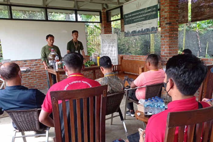 Nara Kupu Village saat melaksanakan program pemberdayaan petani milenial dan petani lokal