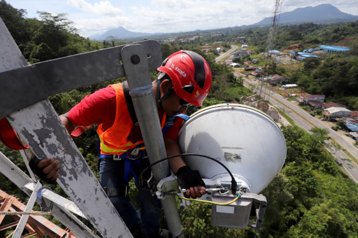 Petugas XL Axiata tengah memeriksa alat jaringan.