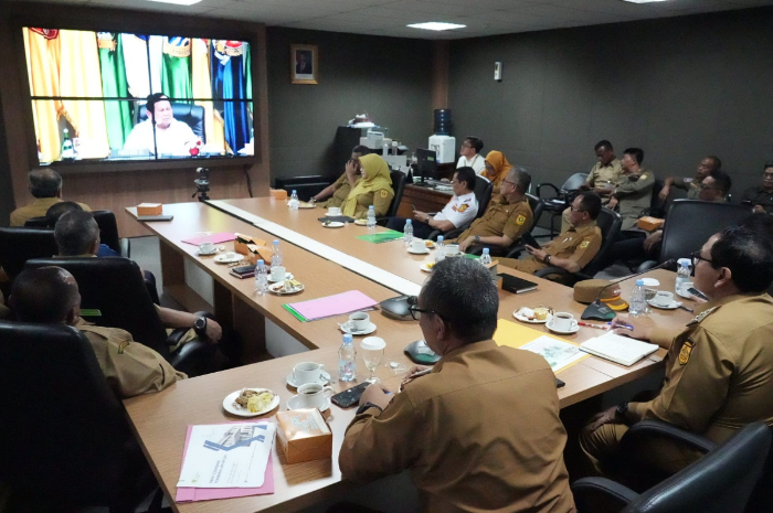 Pj Bupati Bogor Bachril Bakri bersama jajarannya saat mengikuti rapat koordinasi secara virtual bersama Presiden Prabowo.