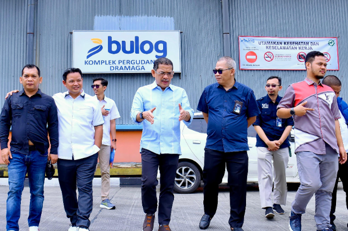 Anggota DPR RI Fraksi Partai NasDem, Asep Wahyuwijaya&nbsp;(tengah) melakukan kunjungan ke kantor Perum Bulog Cabang Bogor di Dramaga, Kabupaten Bogor, Selasa 10 Desember 2024.
