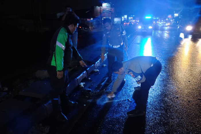 Polisi saat mendatangi lokasi kecelakaan lalu lintas di Jalan Transyogi Cileungsi, Bogor.
