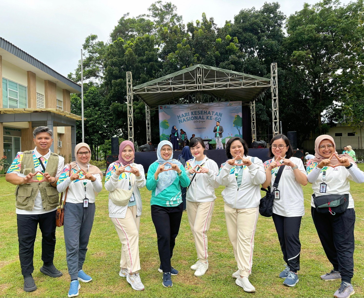 Tim RS Azra bersama Kadinkes Kota Bogor Sri Nowo Retno di Puncak Hari Kesehatan Nasional.