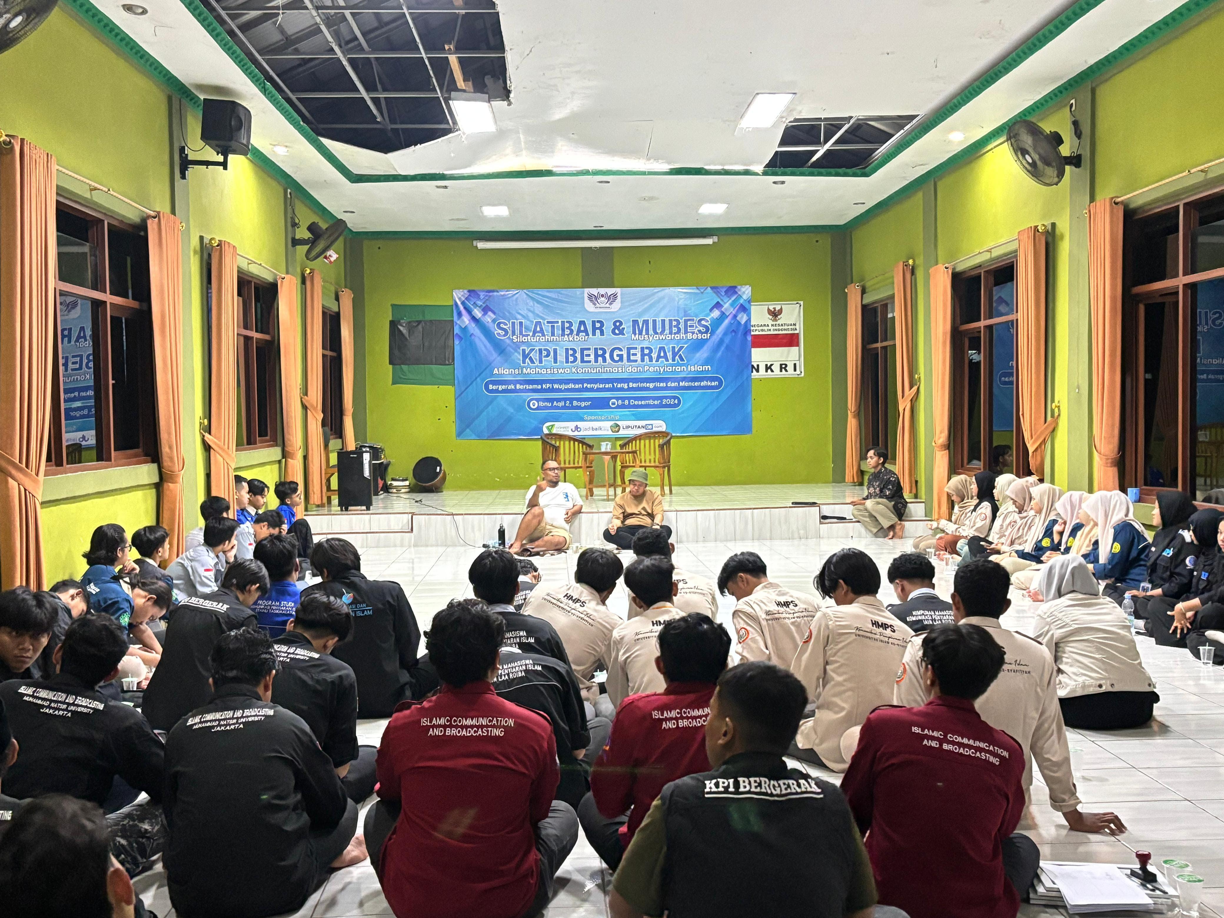 Sejumlah mahasiswa yang tergabung dalam Aliansi Mahasiswa KPI Bergerak usai menyelenggarakan musyawarah besar.