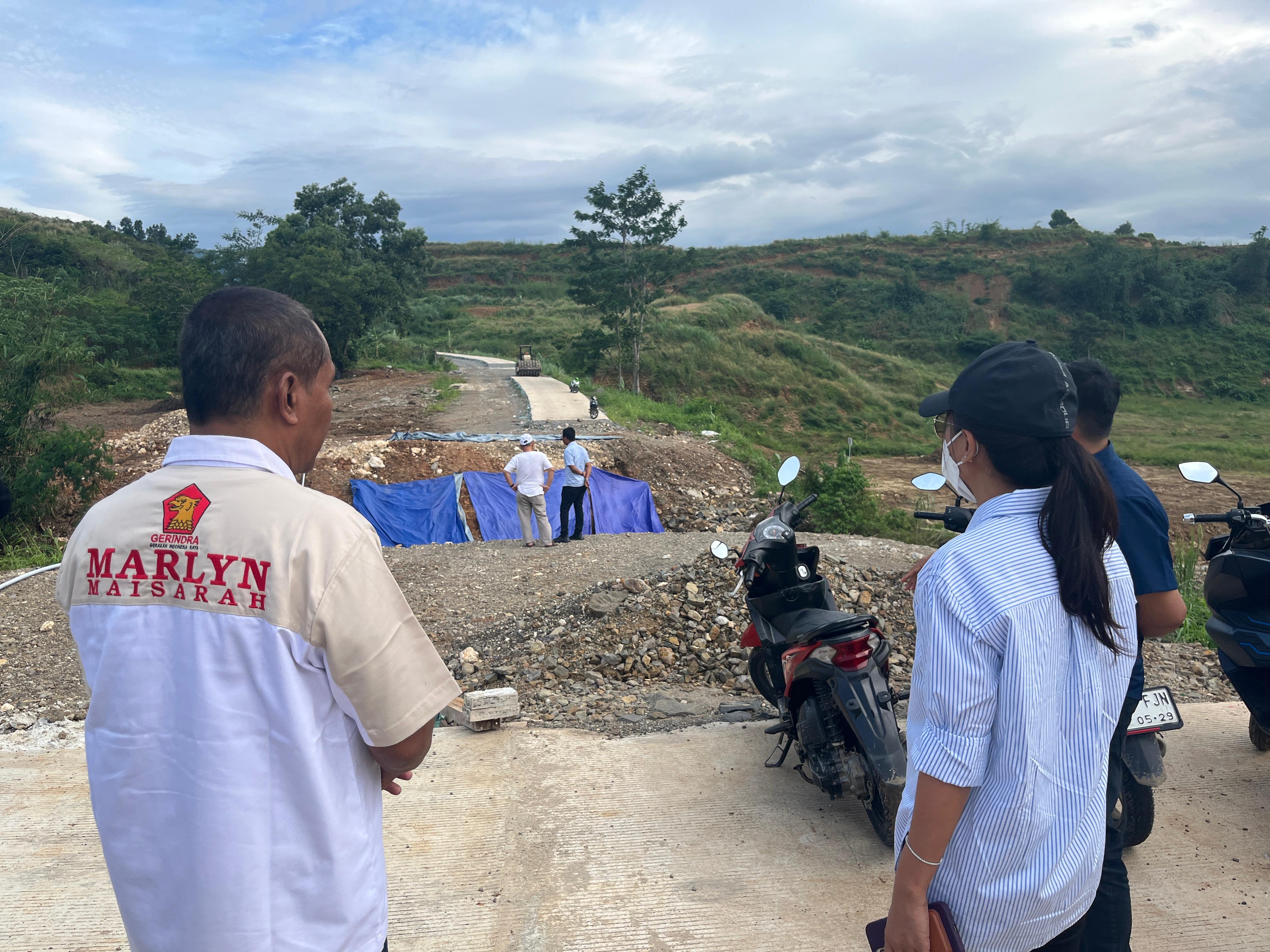 Anggota Komisi V DPR RI Marlyn Maisarah meninjau langsung jembatan putus, yang merupakan akses menuju Jalur Puncak 2.