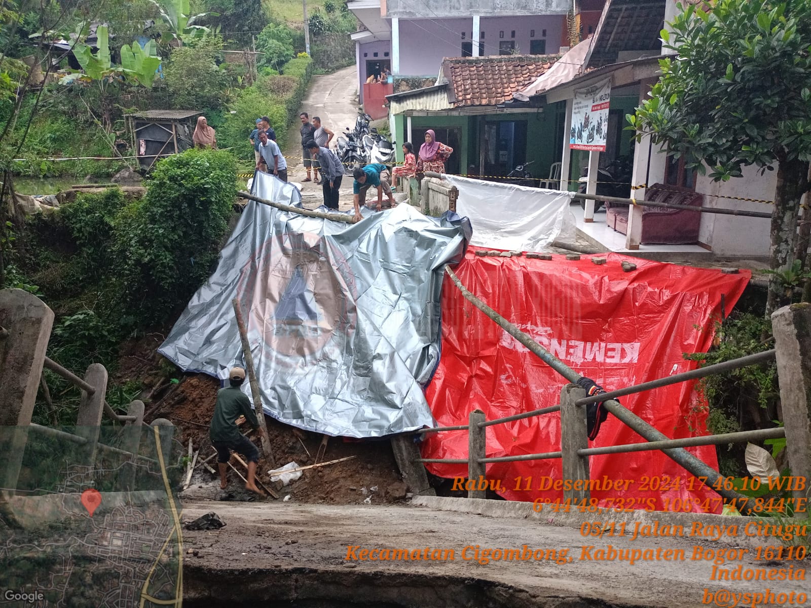 Bencana longsor mengakibatkan terputusnya jembatan penghubung desa di Kecamatan Cigombong, Kabupaten Bogor.