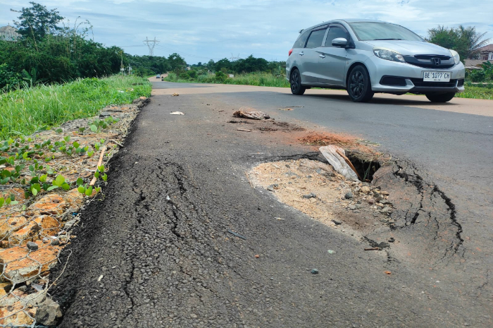 Kondisi Jalan Bomang yang ambles