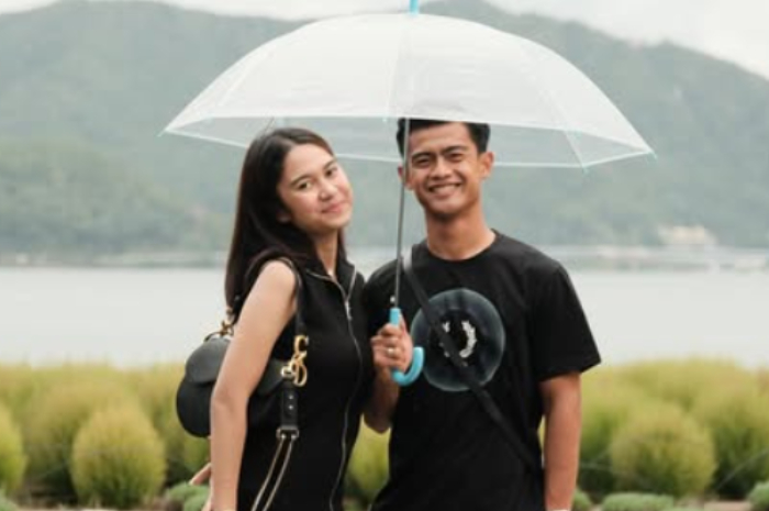 Pesepakbola Timnas Indonesia Pratama Arhan dan sang istri, Azizah Salsha.