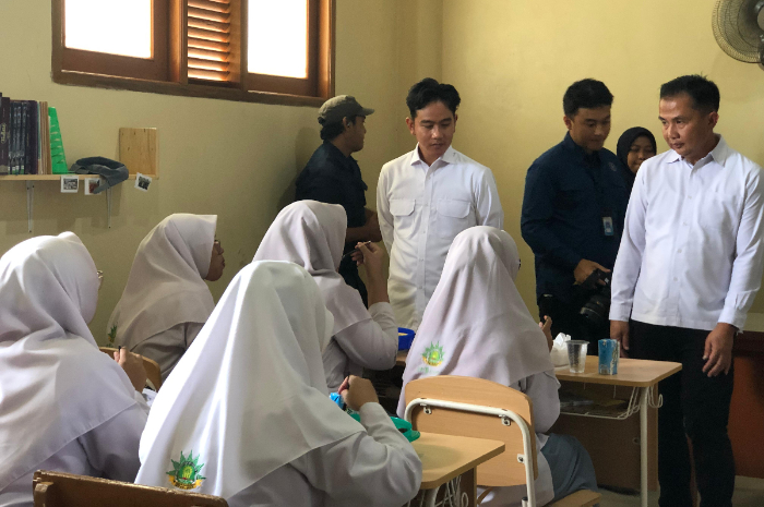 Wakil Presiden Gibran Rakabuming Raka saat meninjau proses berlangsungnya Porgram MBG di Ponpes MBS Bogor