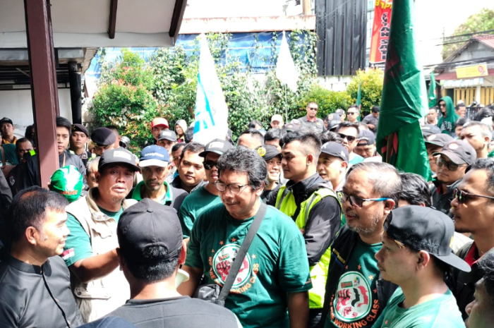 Ratusan buruh datangi Disnaker Kota Bogor.