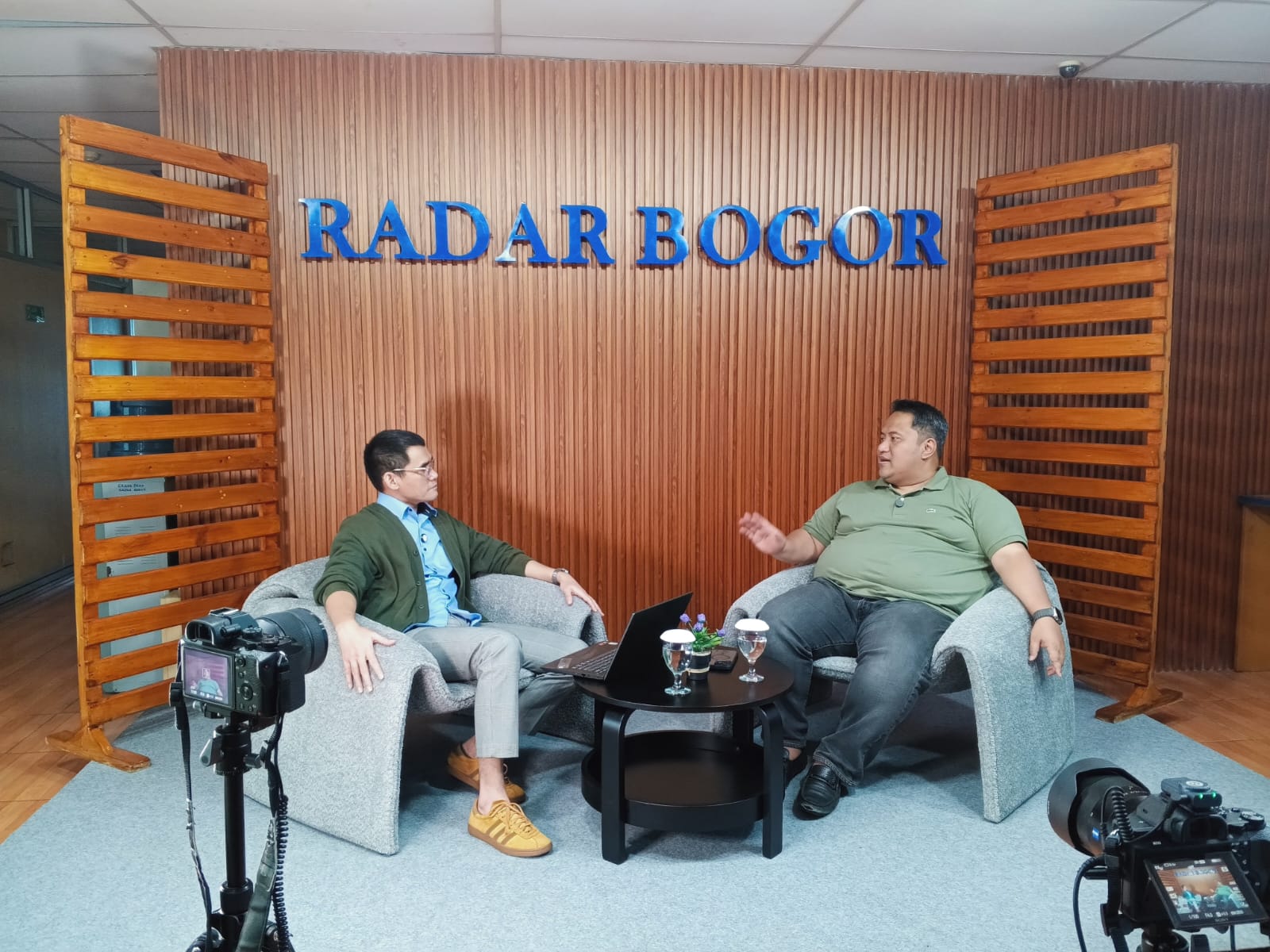 Direktur Utama (Dirut) Perumda Tirta Pakuan, Rino Indira Gusniawan saat podcast di Radar Bogor.