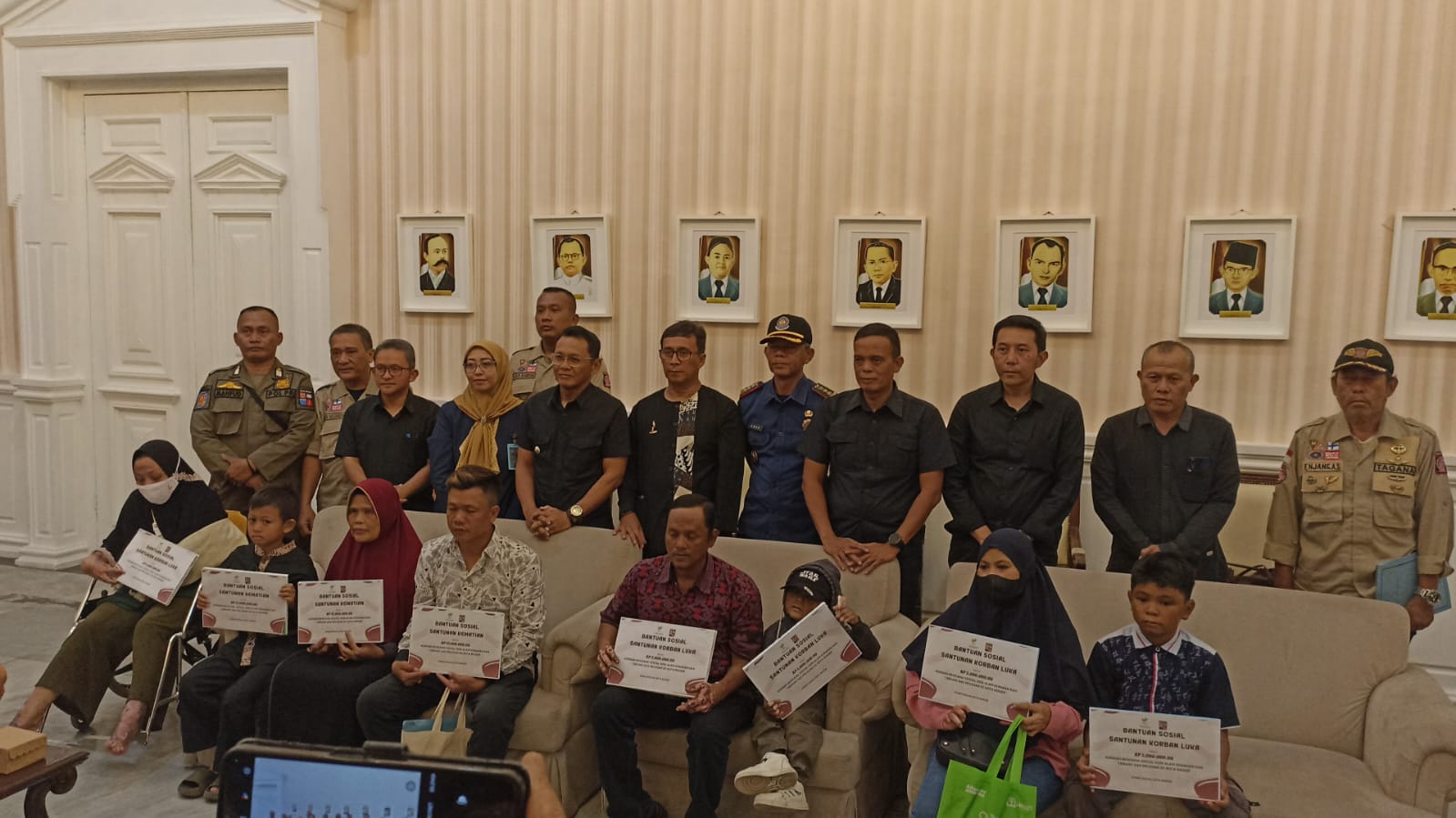 Penyaluran bantuan kepada korban kebakaran di Kota Bogor.