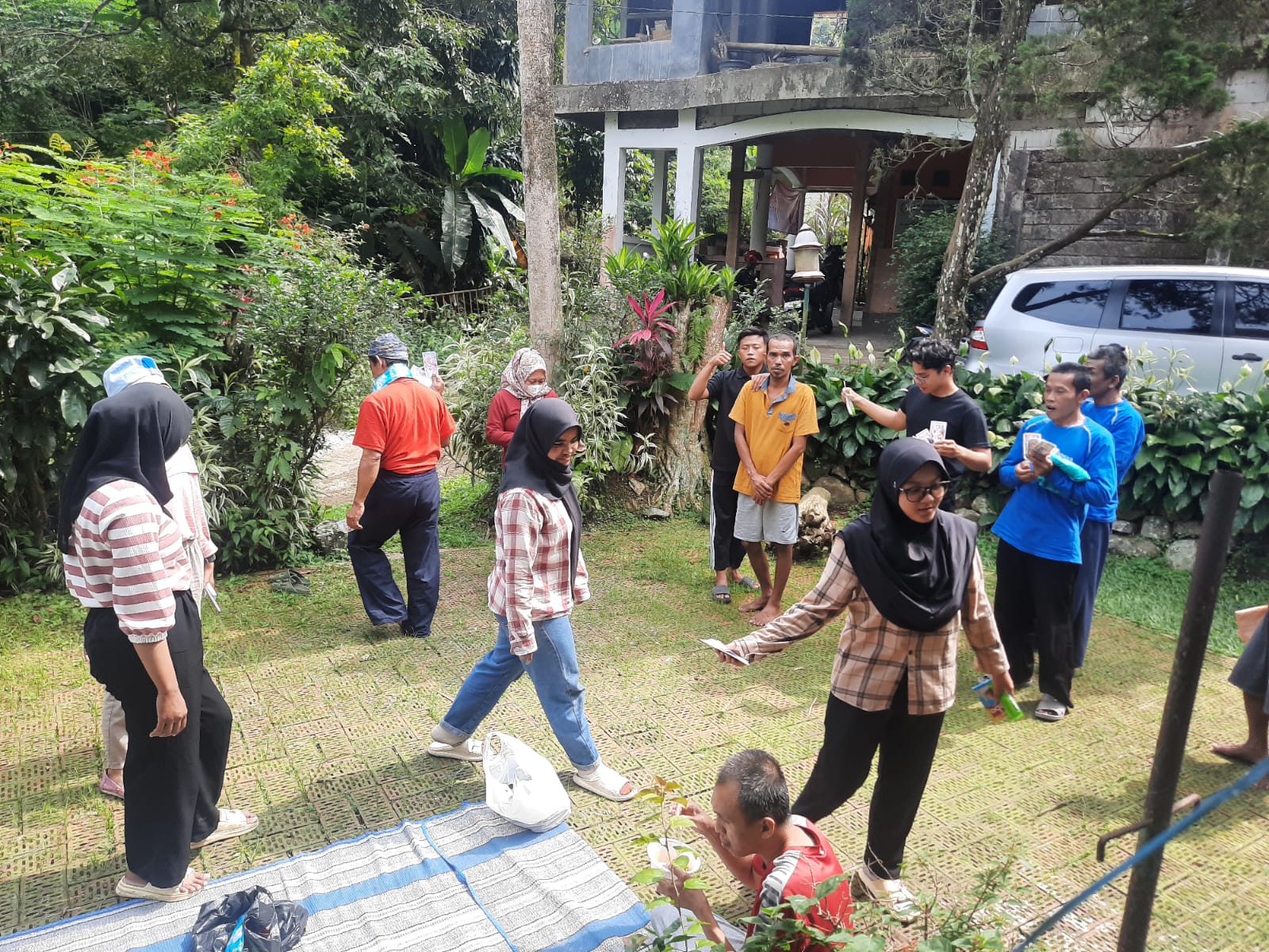 Yayasan Silih Asih di Kampung Sirnagalih, Desa dan Kecamatan Megamendung menjadi salah satu dari 4 lembaga kesejahteraan sosial (LKS) yang aktif di Kabupaten Bogor.