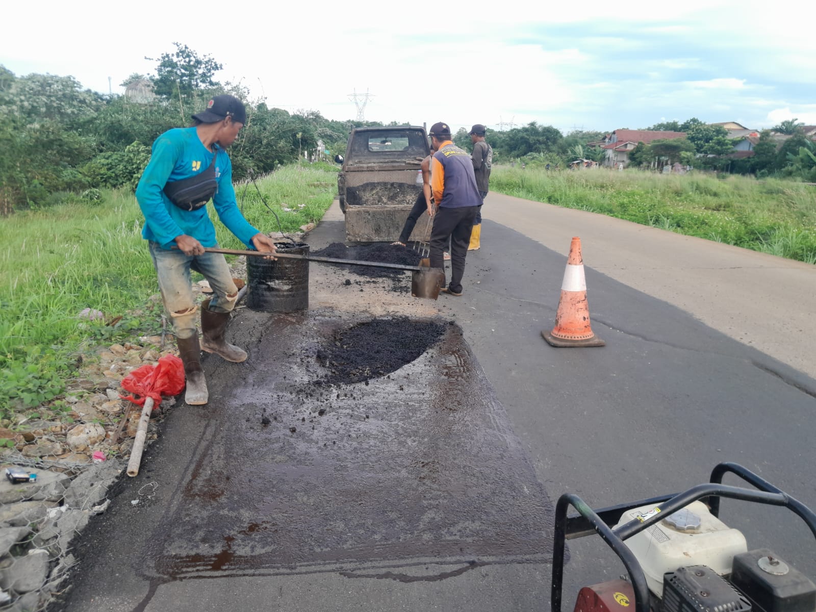 Perbaikan ruas Jalan Bomang Bogor yang ambles.