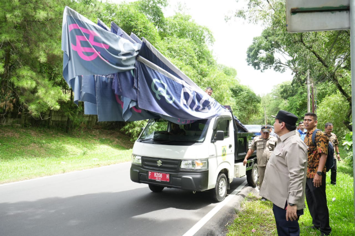 Pj Bupati Bogor Bahcril Bakri turun langsung dalam penertiban baliho di Kabupaten Bogor.