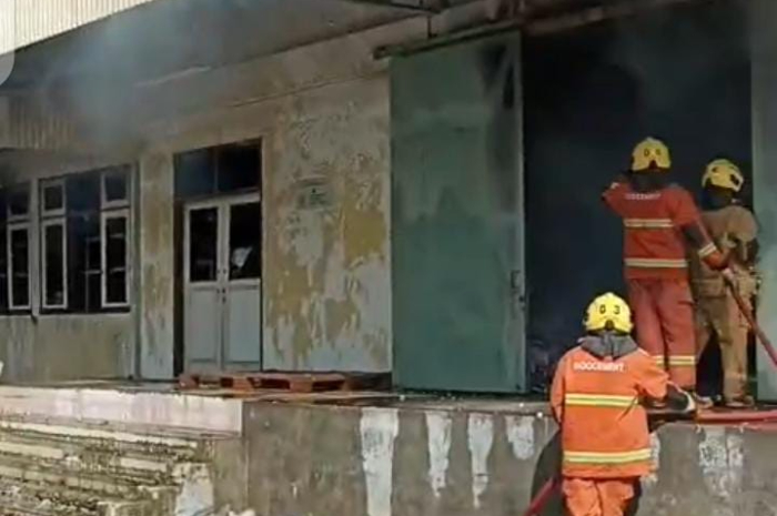 Damkar saat melakukan pemadaman api di gudang kapas tepatnya&nbsp;di Desa Bantarjati, Kecamatan Klapanunggal, kabupaten Bogor.