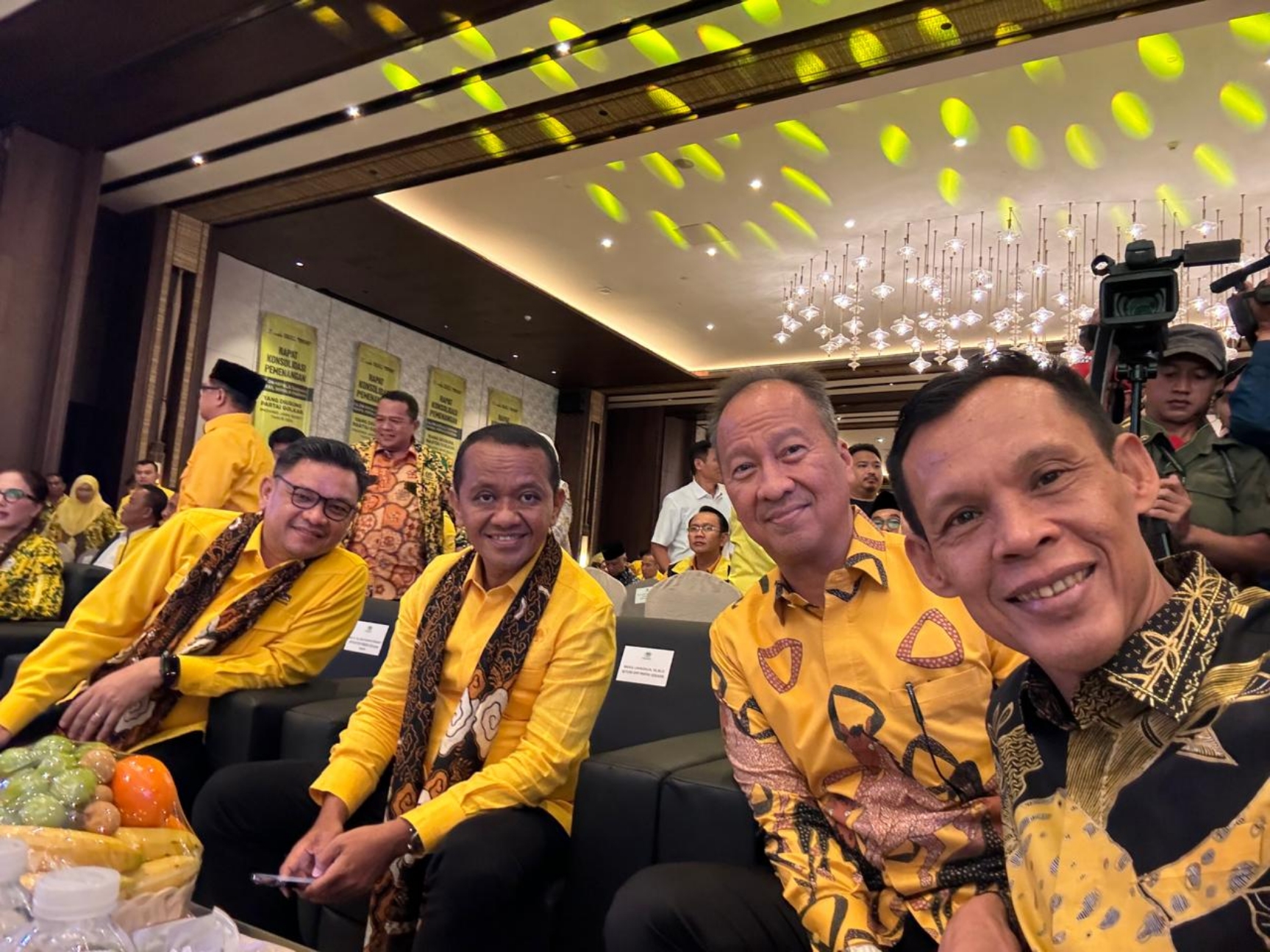 Wakil Bupati Bogor Terpilih Jaro Ade (kanan) foto bersama Ketum Golkar Bahlil Lahadalia dan Ade Ginanjar (kiri).