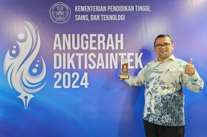 Rektor UIKA Bogor, Prof. Dr. H.E. Mujahidin, M.Si memperlihatkan penghargaan yang diraih.