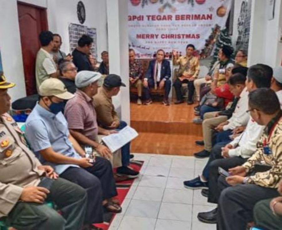 Muspida Kabupaten Bogor saat mengunjungi rumah warga yang diduga dialih fungsikan jadi tempat ibadah.
