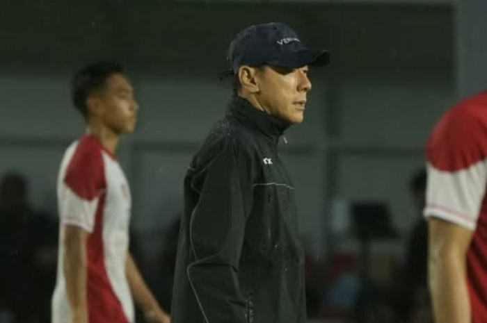 Pelatih Timnas Indonesia Shin Tae yong (STY) saat berlatih.