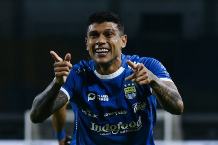 Selebrasi Ciro Alves setelah membuka gol pertama bagi Persib Bandung.