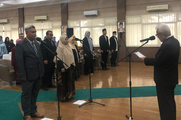 Penandatanganan SK Pelantikan Dekan Fakultas Hukum yang disaksiskan oleh Ketua Yayasan YPIKA.