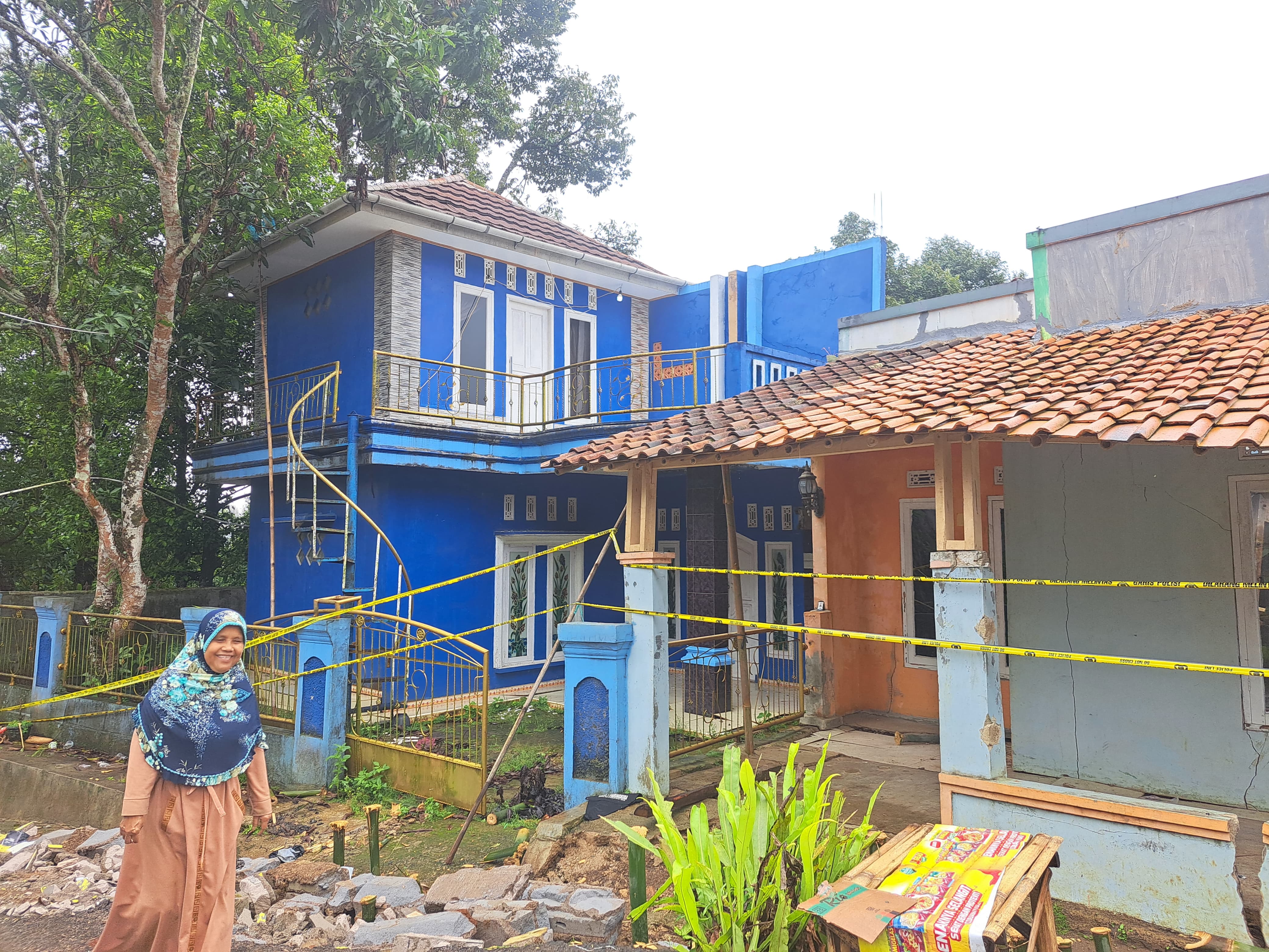 Kondisi terkini permukiman warga di Kampung Cicadas, Kabupaten Sukabumi yang terdampak pergeseran tanah.