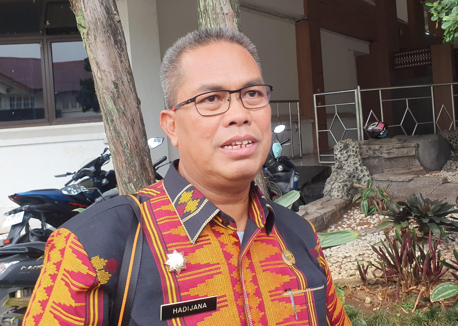Kepala Dinas Disdukcapil Kabupaten Bogor, Hadijana saat dimintai keterangan.