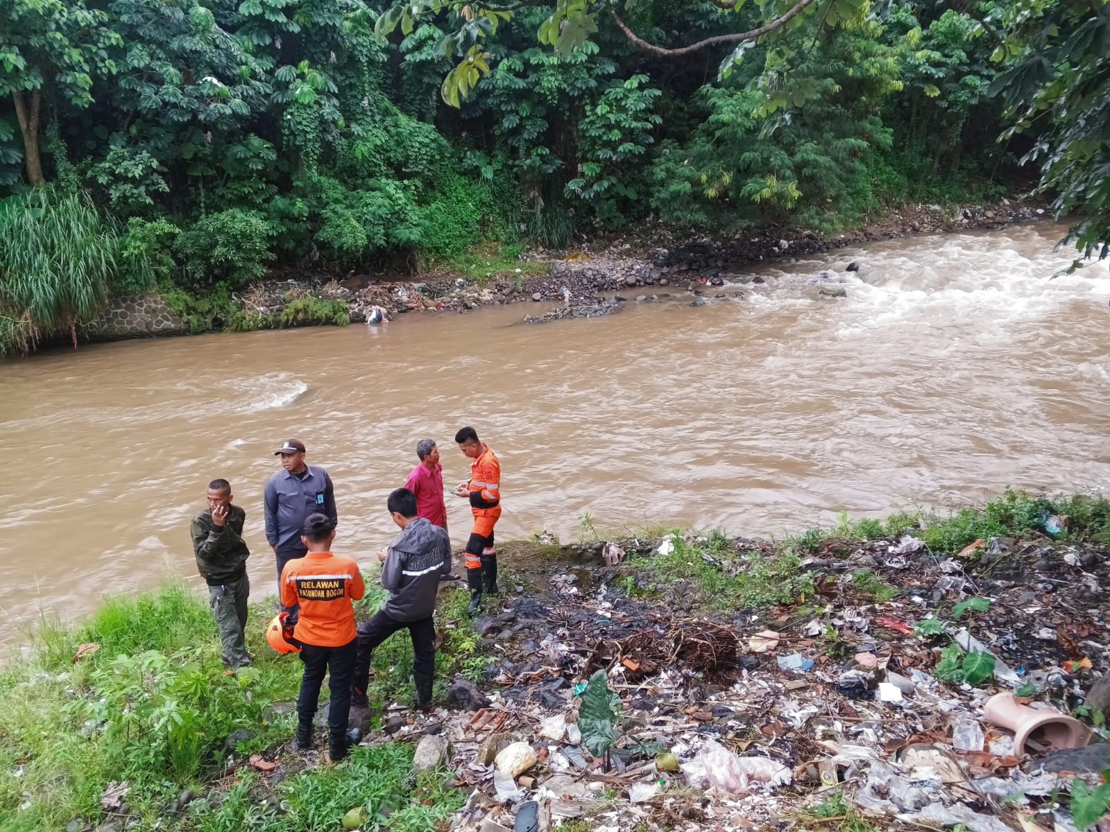 Pencarian anak 2 tahun yang hanyut di Sungai Ciliwung, tepatnya di Tanah Sareal, Kota Bogor.